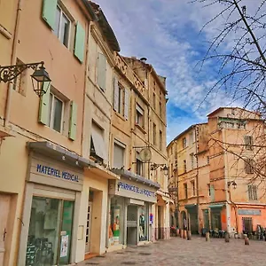 https://place-de-la-roquette-centre-historique-arles.fr-provencehotel.com